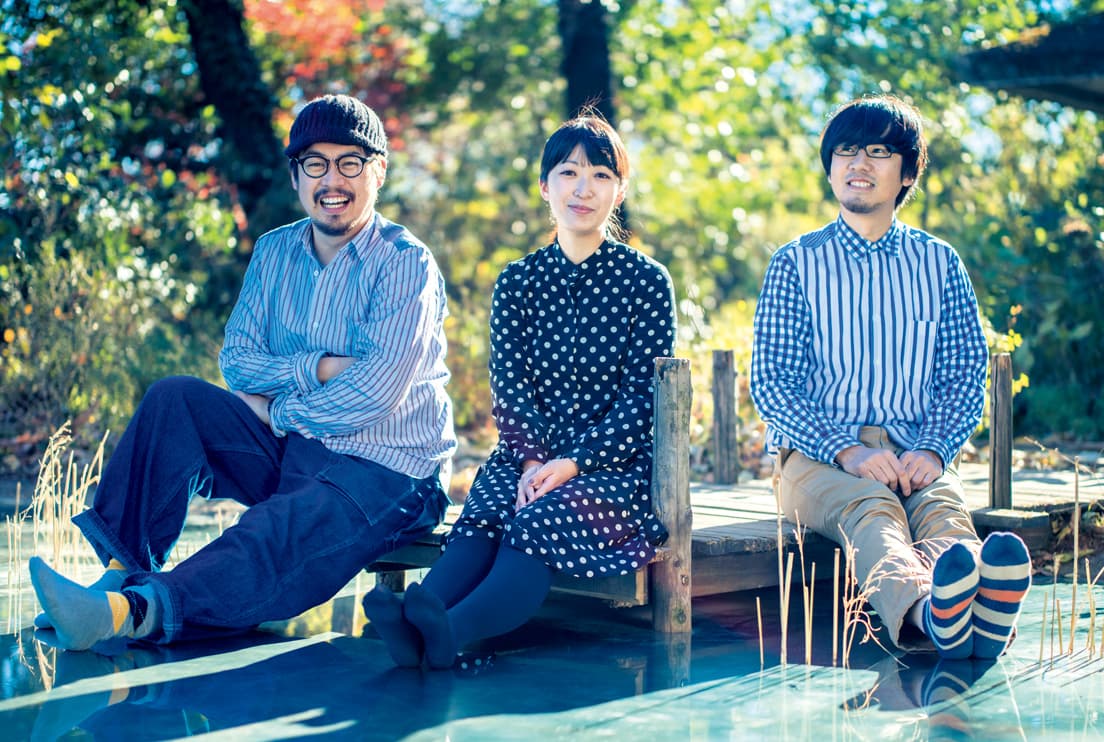 目 [ mé ]
アーティスト荒神明香（中）、ディレクター南川憲二（左）、インストーラー増井宏文を中心とする現代アートチーム。果てしなく不確かな現実世界を、私たちの実感に引き寄せようとする作品を展開。近年では千葉市美術館『非常にはっきりとわからない』展（2019年）、十和田市現代美術館『インター＋プレイ』展（2020年）など。photo_Takahiro Tsushima