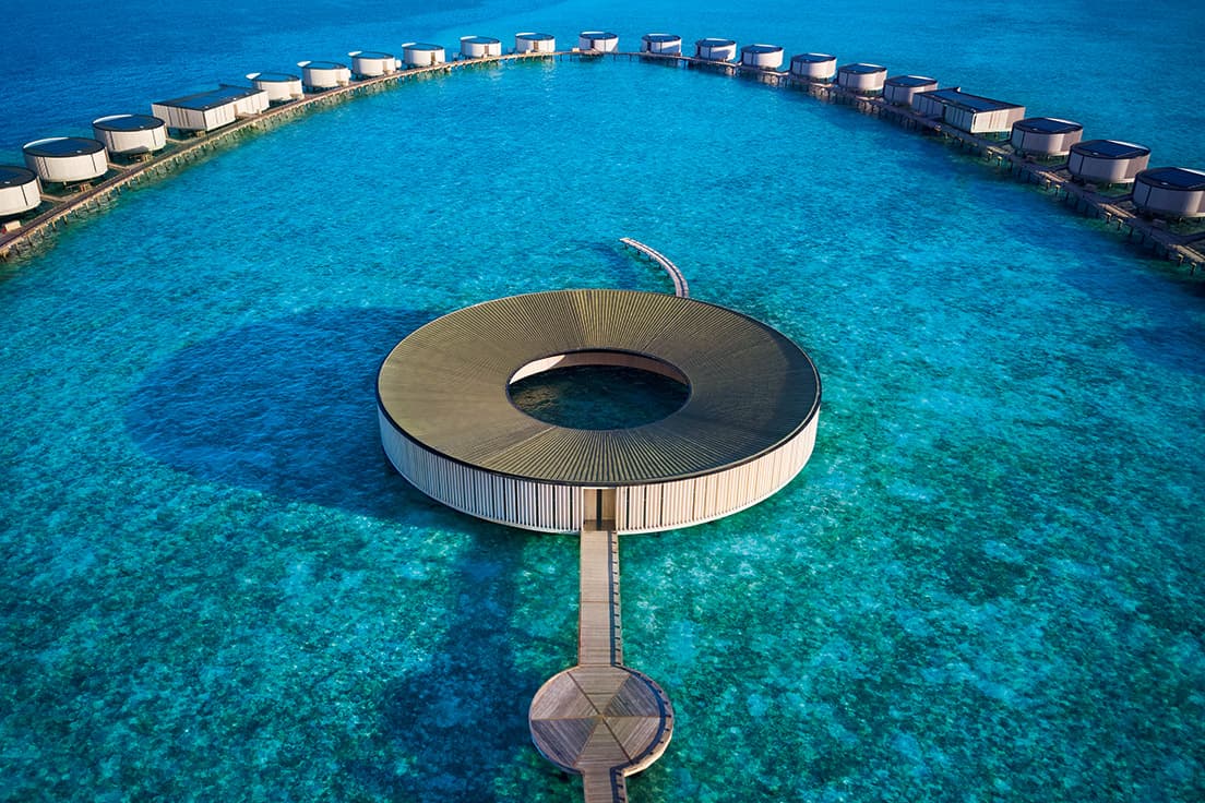 “島の生命の輪”をコンセプトに、入り江沿いに建てられた。