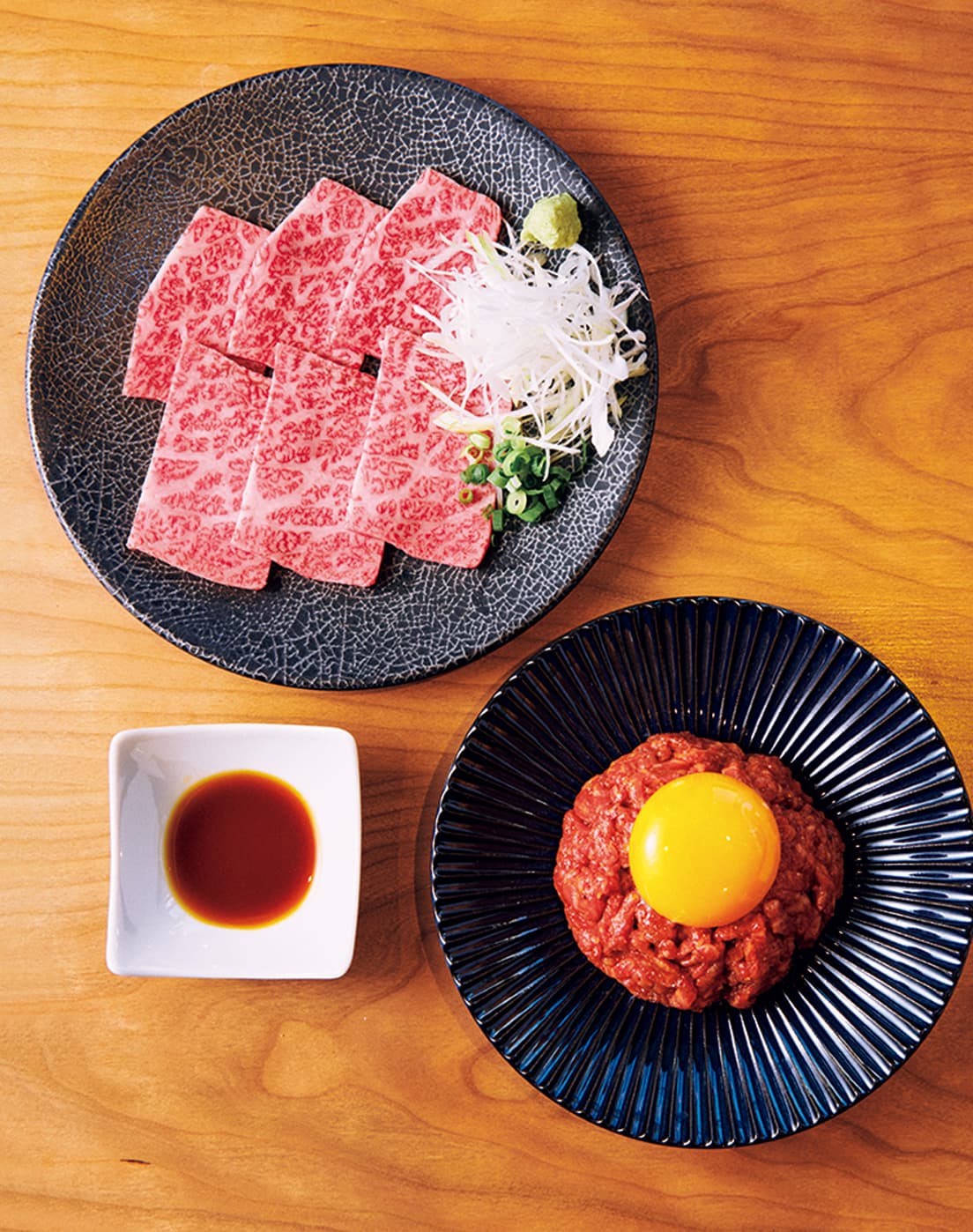 生肉は〈はなれ〉だけの限定メニュー。和牛月見ユッケ2,090円、牛刺し2,200円。