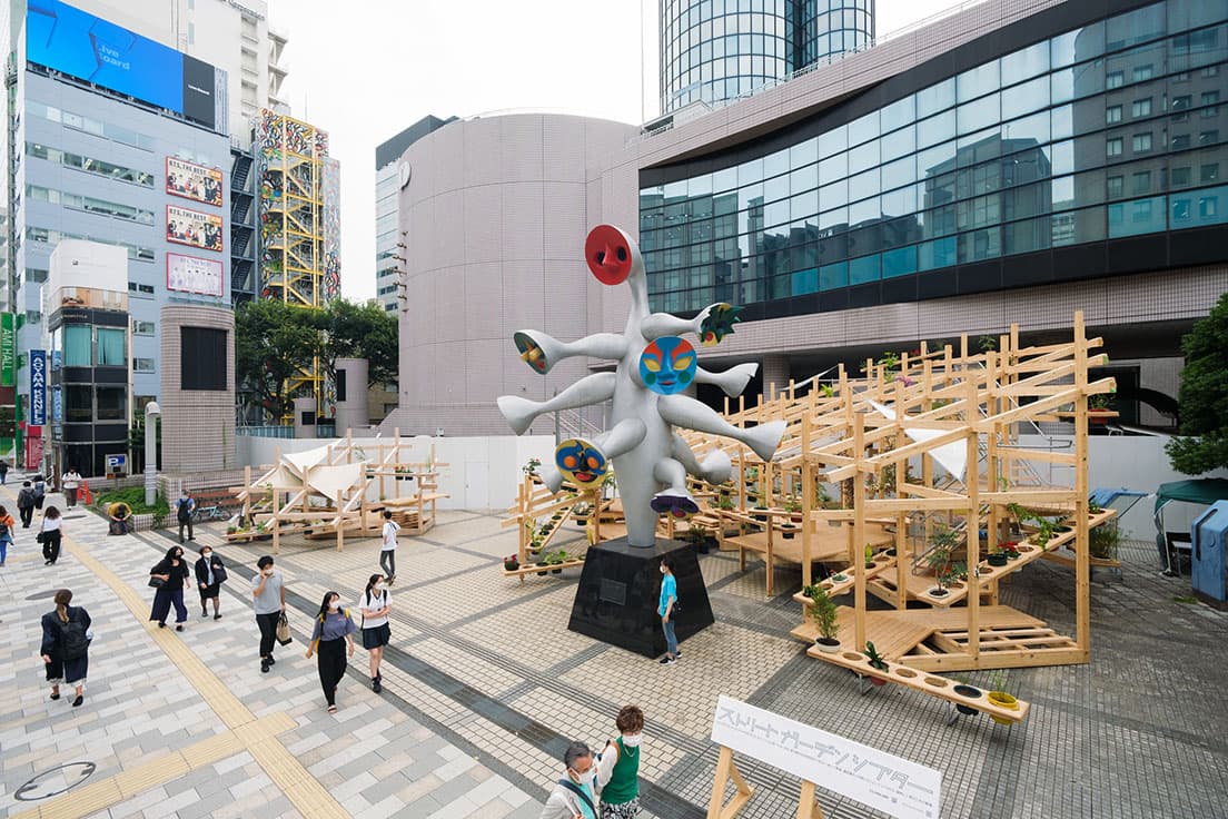 完成した《ストリート ガーデン シアター》全景。旧〈こどもの城〉は改修され、2023年度に〈都民の城〉として再オープン予定。