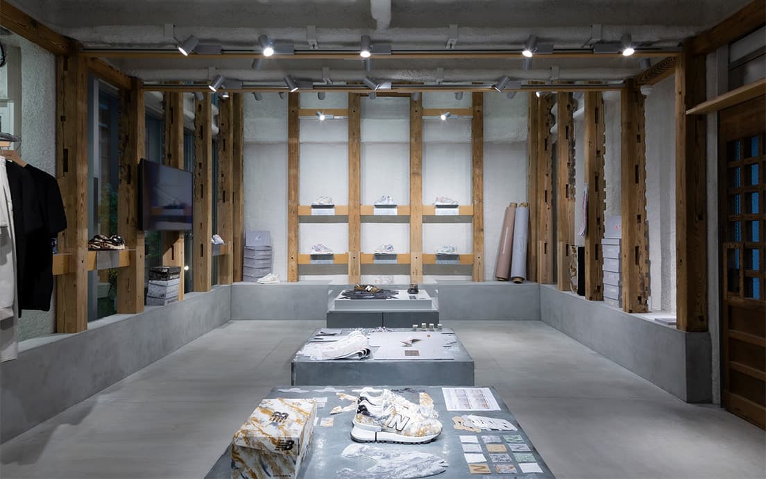 〈T-HOUSE New Balance〉では製作過程のさまざまな和紙や試作品を展示する。