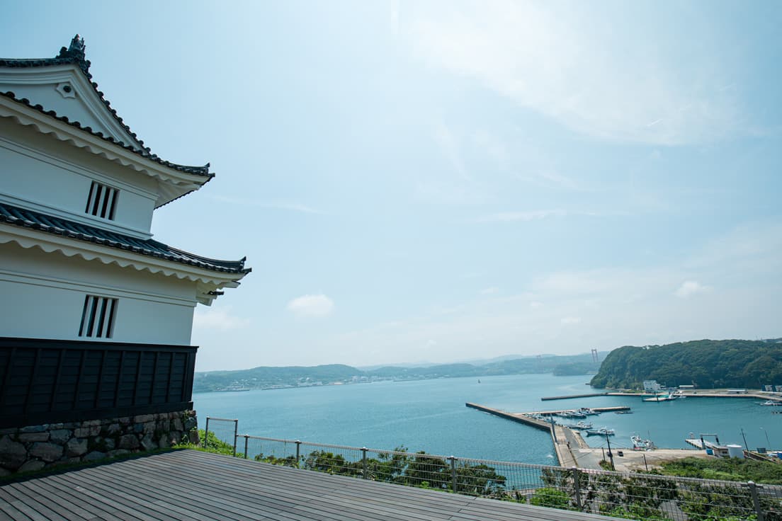 建物の横にあるデッキスペース。天候によっては朝食を食べたり、多目的な用途に使える。平戸瀬戸や平戸大橋の風景が見える。