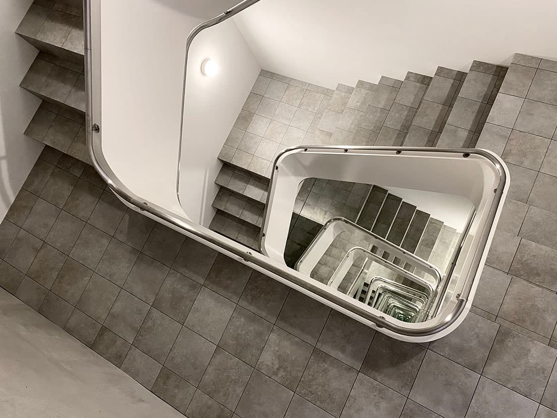 7月23日から公開されるレアンドロ・エルリッヒの作品《INFINITE STAIRCASE》。高いビルの階段を上から見下ろしたように見えるが、実は……？　© Leandro Erlich

