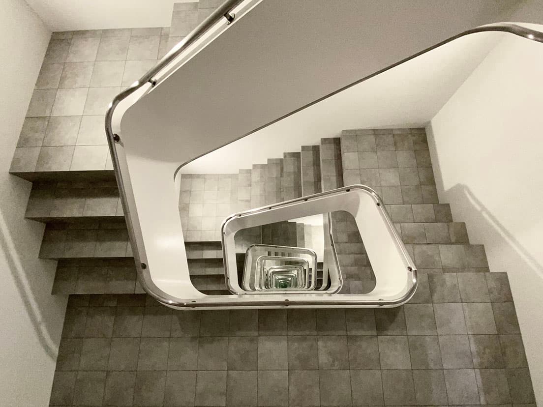 《INFINITE STAIRCASE》　© Leandro Erlich