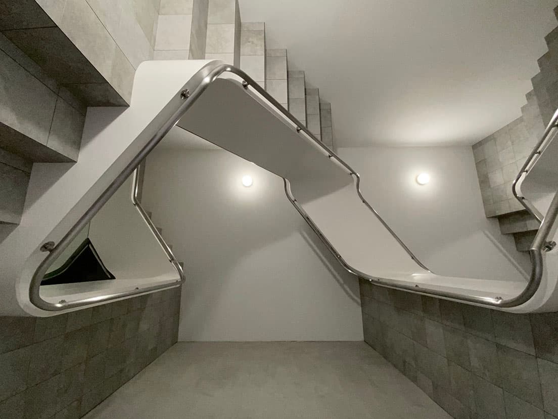 《INFINITE STAIRCASE》を別アングルから見たところ。実際に訪れるとその仕掛けに驚かされる。〈KAMU kanazawa〉の開館からこの作品が設置されるまでのおよそ1ヶ月間は、実寸の図面ととても小さな作品《階段》が展示されていた。　© Leandro Erlich