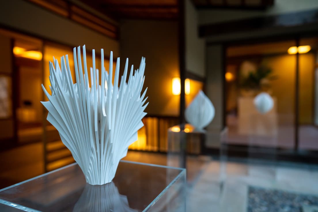 シャープさと軽やかさを持つ「Bone Flower」シリーズ。土器のモチーフは、建築は最先端技術の影響を受け完成すること、縄文土器や弥生土器はそれぞれ当時の最新技術を取り入れて作られたことなどへ思いを巡らせるうち完成した。