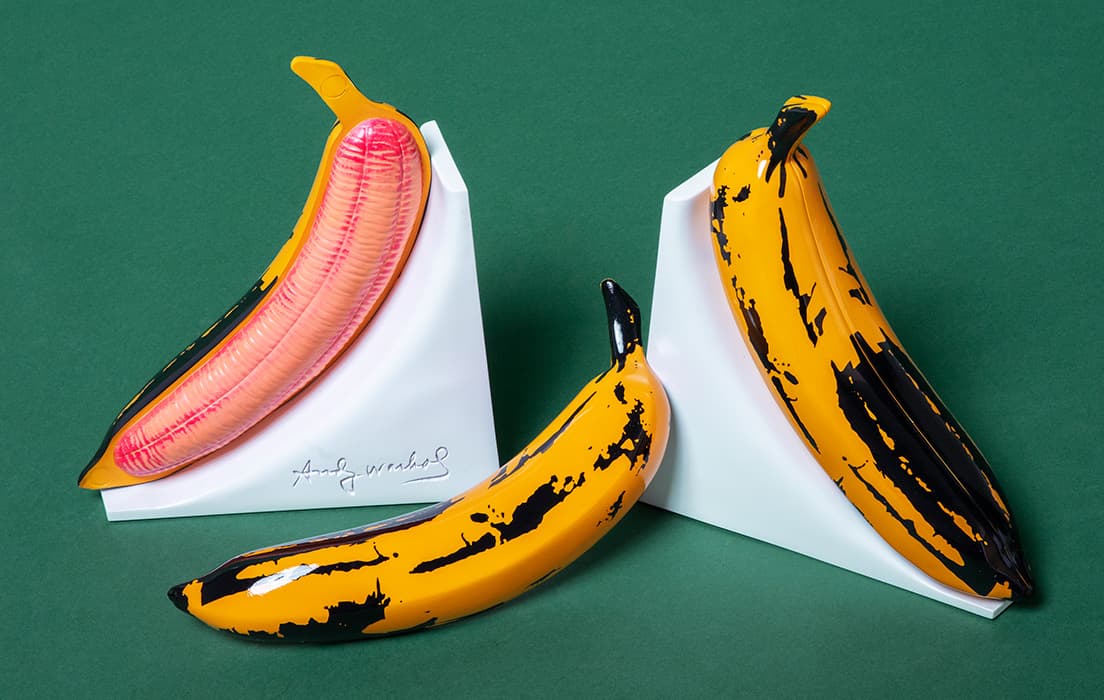 バナナの皮はマグネットで着脱可能。中からはエロいピンク果肉が….。「皮が剥けるって誰トク?」と思いきや、1968年に発売されましたアルバムジャケもシール状の皮が剥がせて同様の果肉が出現する仕掛けでしたとか。確かに「忠実に再現」でございます。