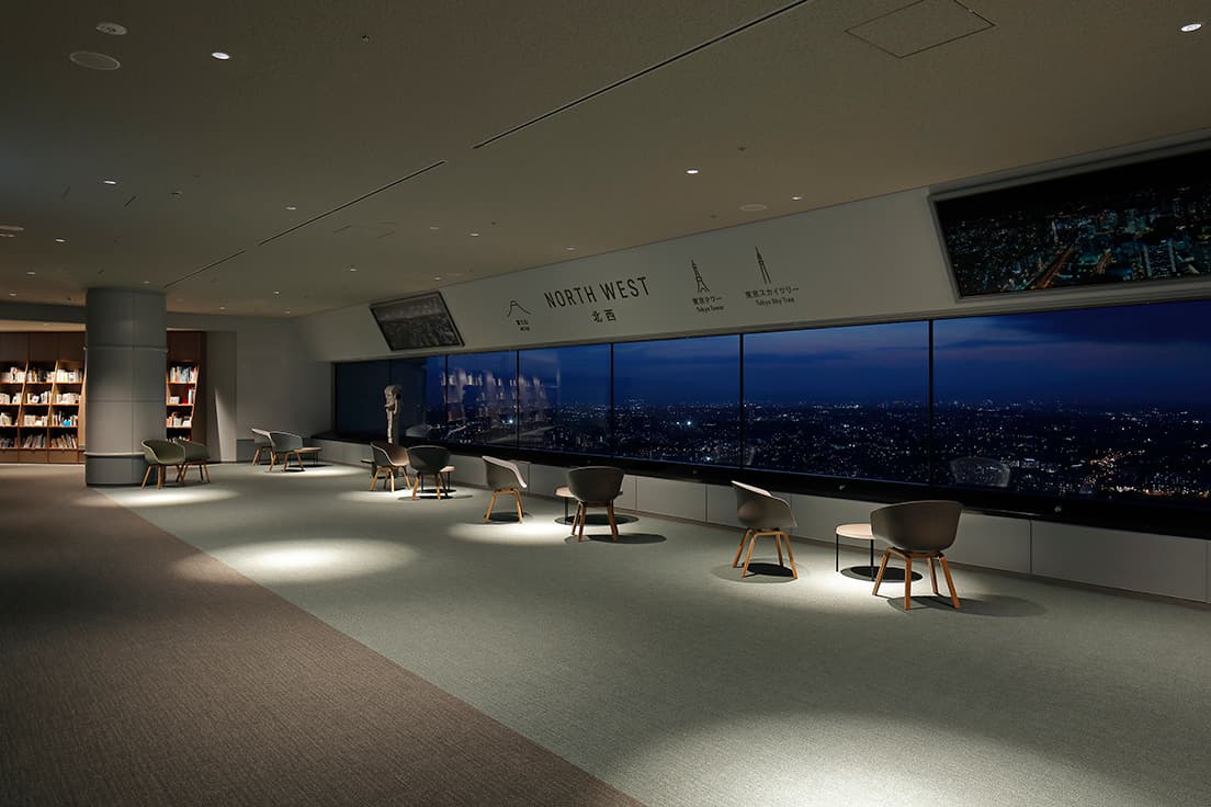 北西展望台。眺めをじゃましない、最低限の設えだ。