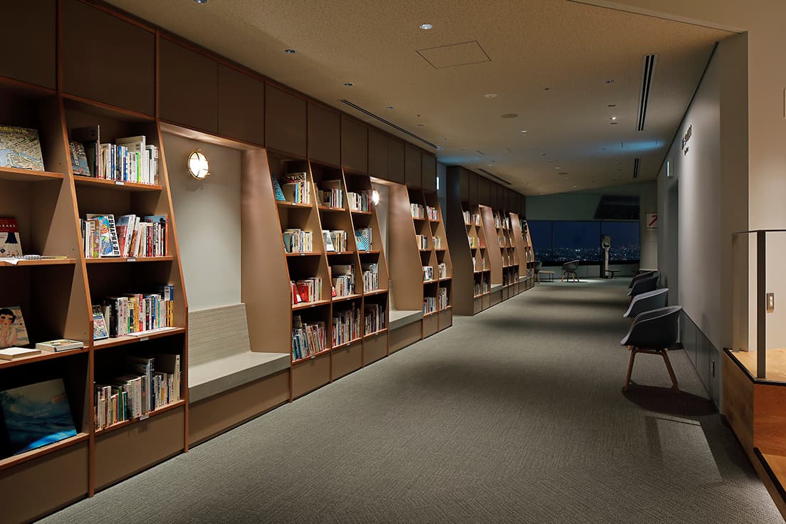小説からガイドブックまで多彩な本が揃う《横浜・空の図書室》。