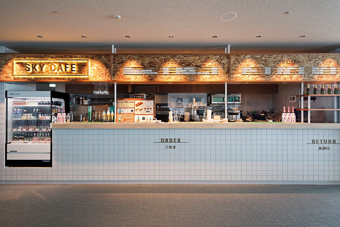 《スカイカフェ》。空色のクリームソーダやソフトクリームのほか、アルコール類も。