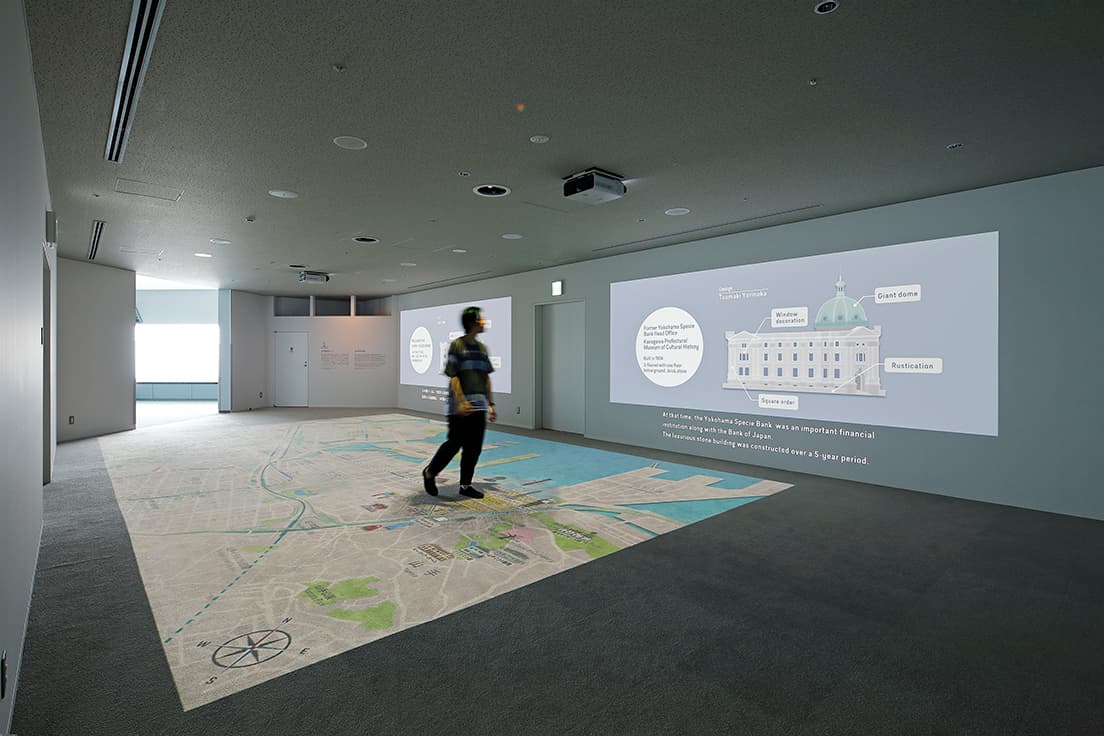 《空中散歩マップ》。足元だけ古地図になったりしてタイムスリップした気分に。壁には付近の歴史的スポットが表示される。