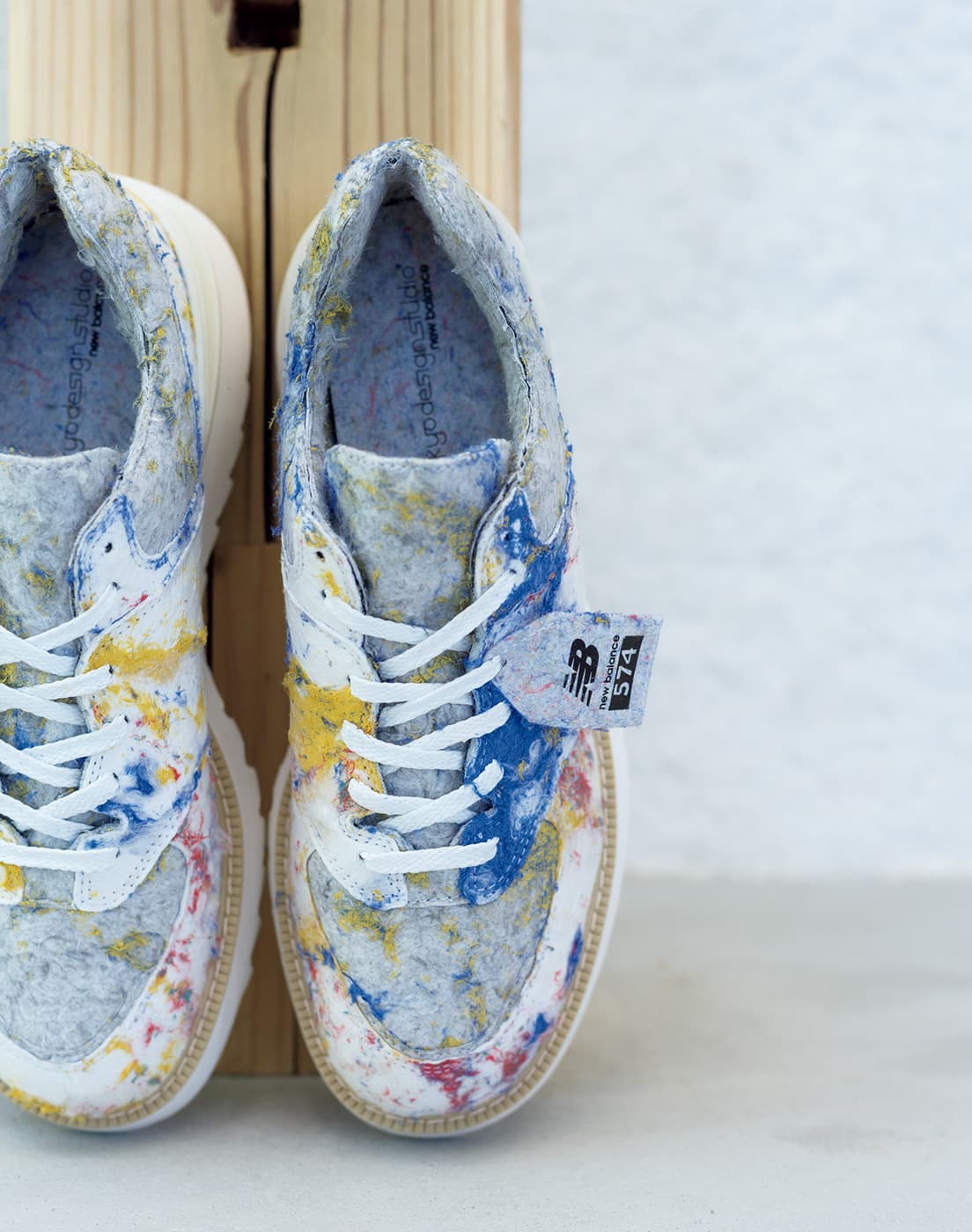 〈T-HOUSE New Balance〉はグラフィックデザイナーの田中義久を迎え、アップサイクルな取り組みに挑むリサーチプロジェクトをインスタレーションとともに発表する。