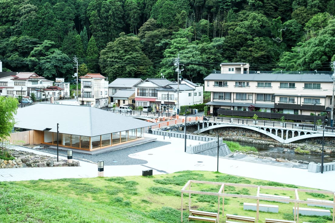 音信川と雁木広場の間に建つ〈恩湯〉。東側が温泉で、西側が飲食棟。