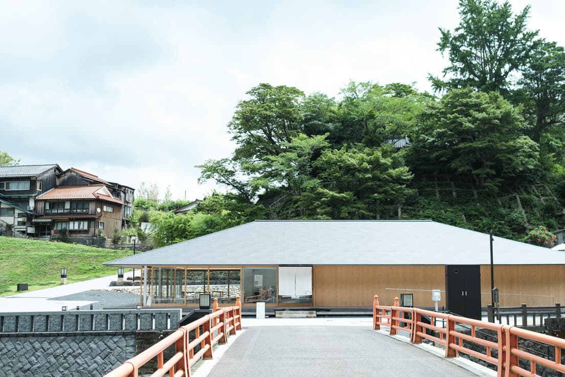 音信川にかかる千代橋が、「神授の湯」という聖域への入口の役目を果たす。