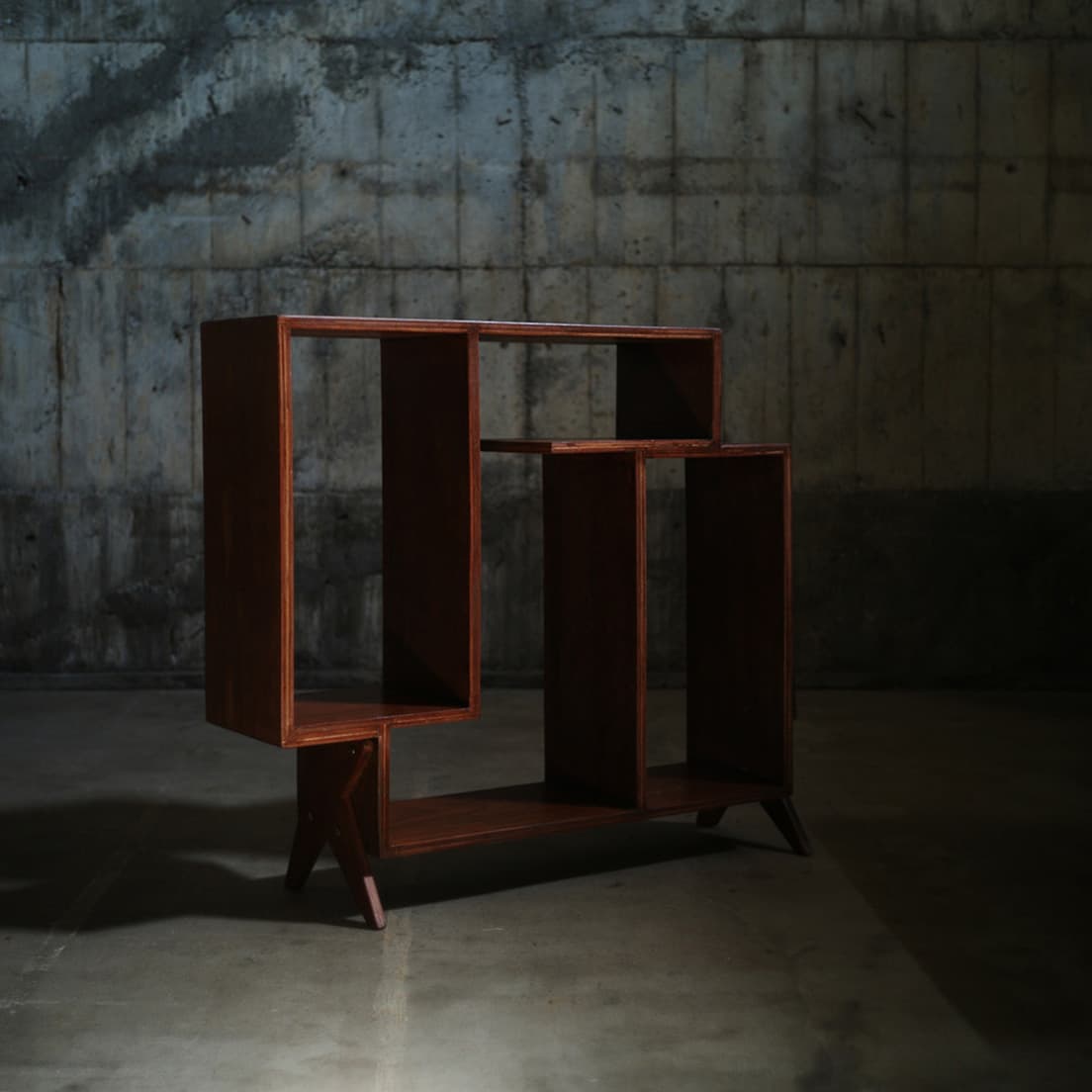 ザニーネが30代前半で発表したラック。斬新なデザインで遊び心も感じる。José Zanine Caldas 4 Hole Rack for Móveis Artísticos Z, 1950ʼs