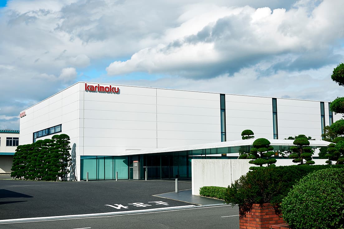 愛知県知多郡東浦町にある〈カリモク家具〉。隣接する工場で〈BAUM〉の木製パッケージを製造する。