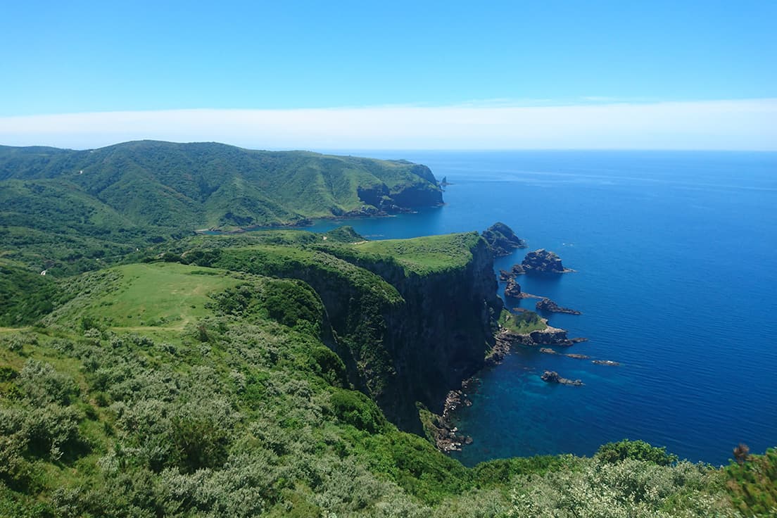 西ノ島。外海に面した国賀海岸は激しい風雨にさらされ切り立った崖が続く。