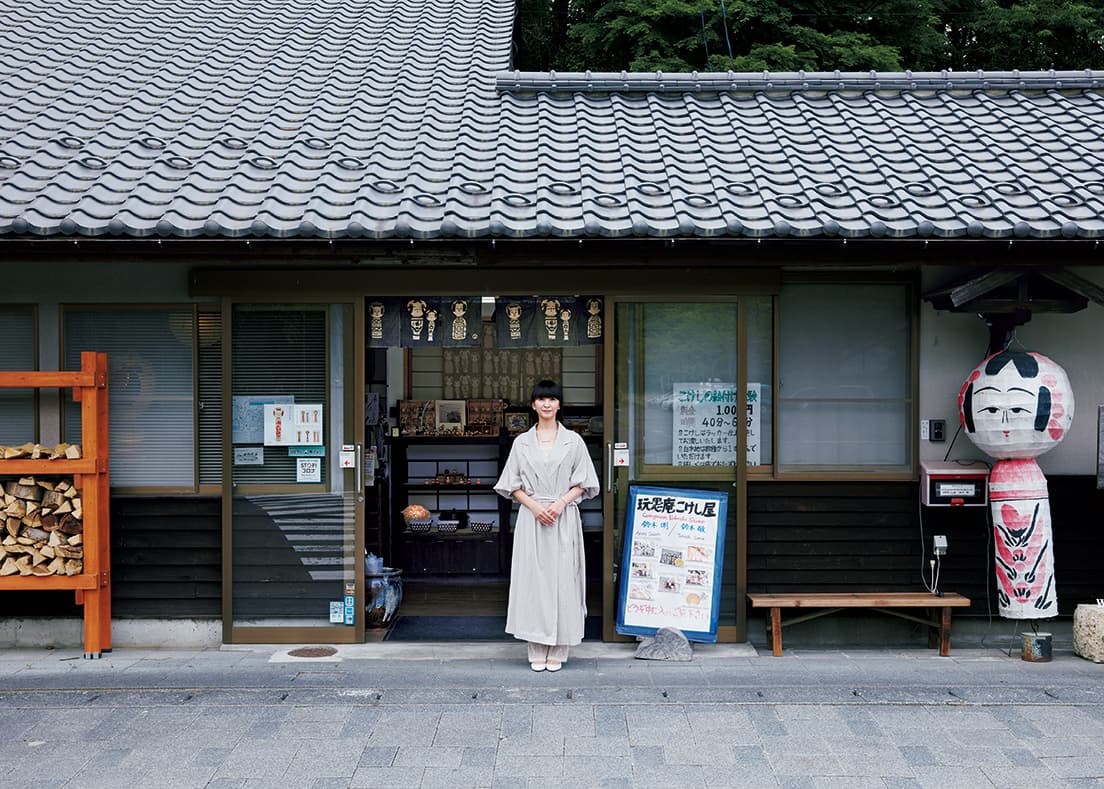 The Sakunami-style Sendai Kokeshi figurine was first created toward the end of the 19th century, Japan’s late Edo period. Mr. Akira Suzuki’s studio and shop, Ganguan Kokeshiya, is located in Aiku Osenkyō, a small village built around the local onsen, or hot spring. It’s one of the three historically famous hot springs in Oshū province. The kokeshi doll shown here is 12 cm in height. “So small, yet so expressive,” says KASHIYUKA.