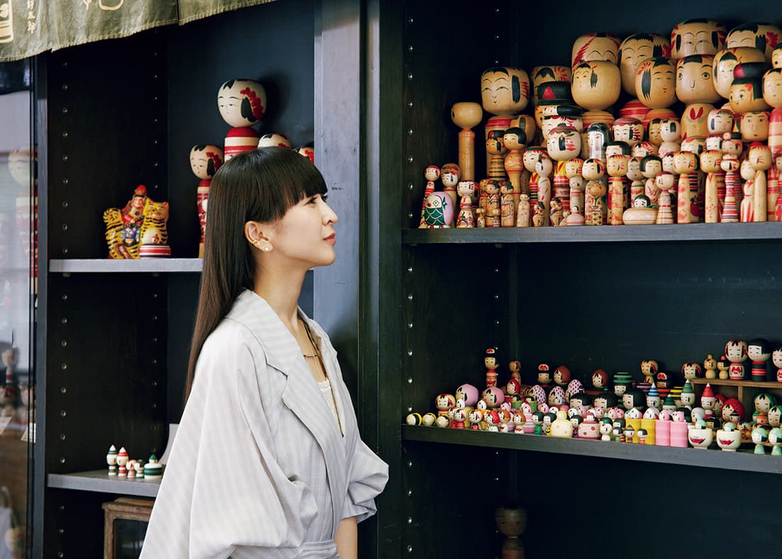 “It’s so precious, how each one bears its own sort of facial expression,” says KASHIYUKA. Some of those in the uppermost tier date to the Showa period (1926-89).