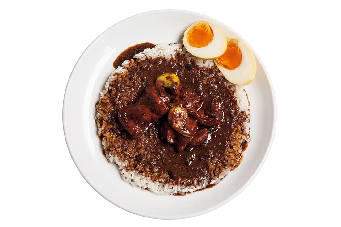 《カシミールカレー》1,000円。〈ボンベイ〉でも定番の一品には、辛さがより際立つようフランス産の水を使用。卵は別売り。