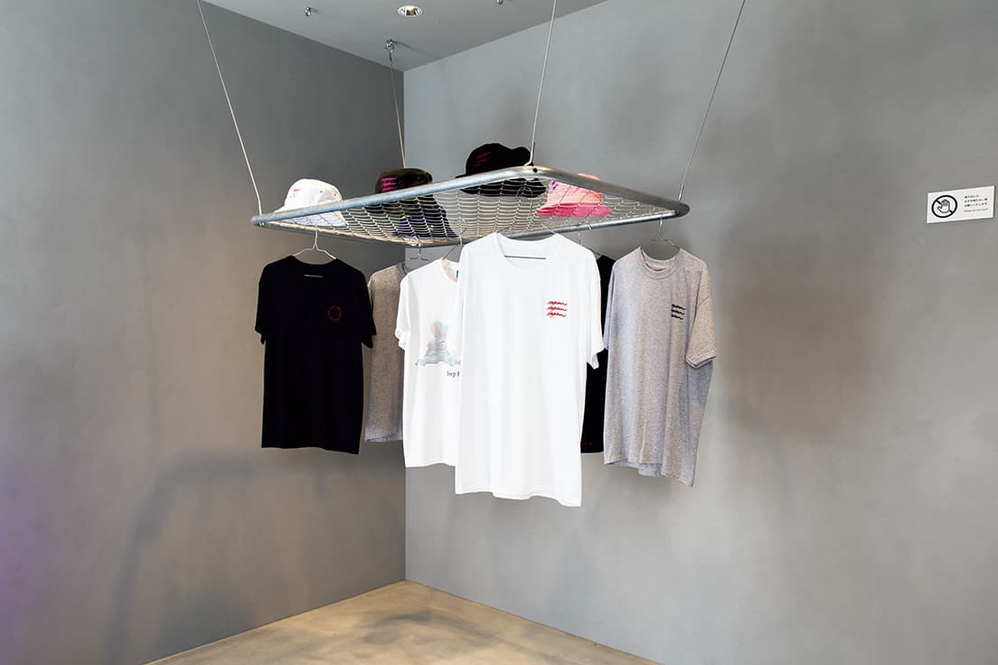店内入ってすぐのギャラリースペース。現在はオリジナルアイテムを展示中だ。