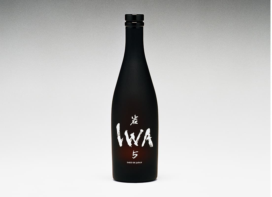 伝統的な技法で作られつつ、革新的なブレンド技術によって生まれた《IWA 5》1本箱。13,000円。