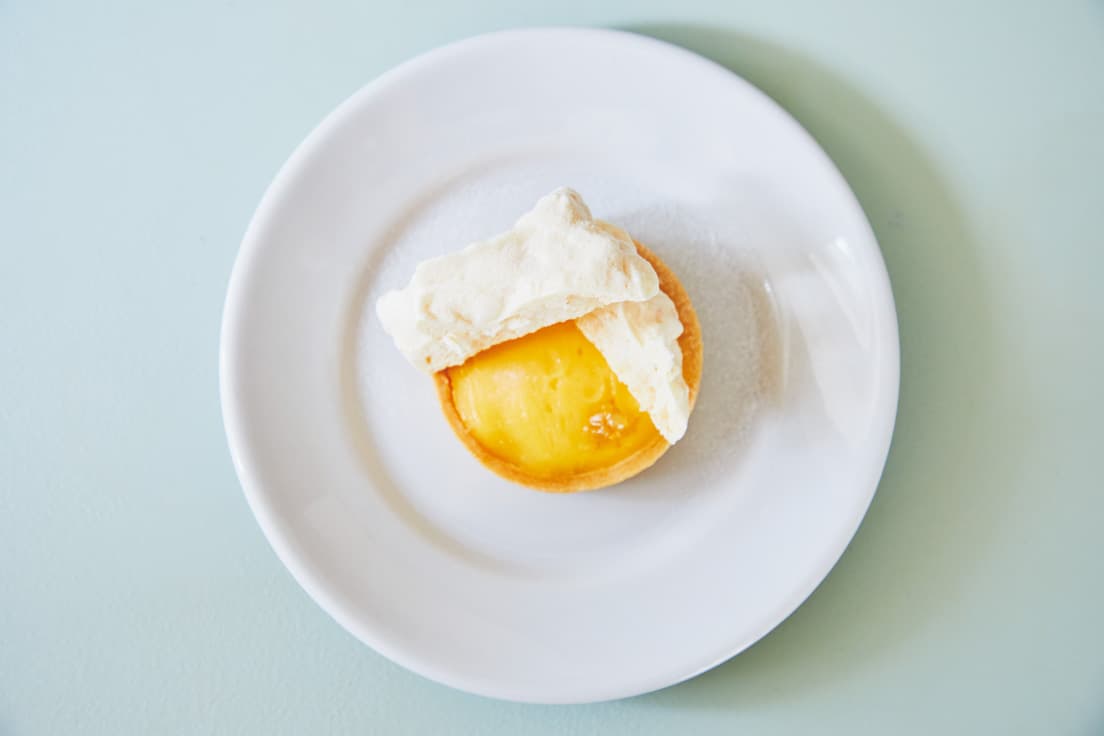 レモンサワーのシロップを使用した「タルトシトロン」750円。