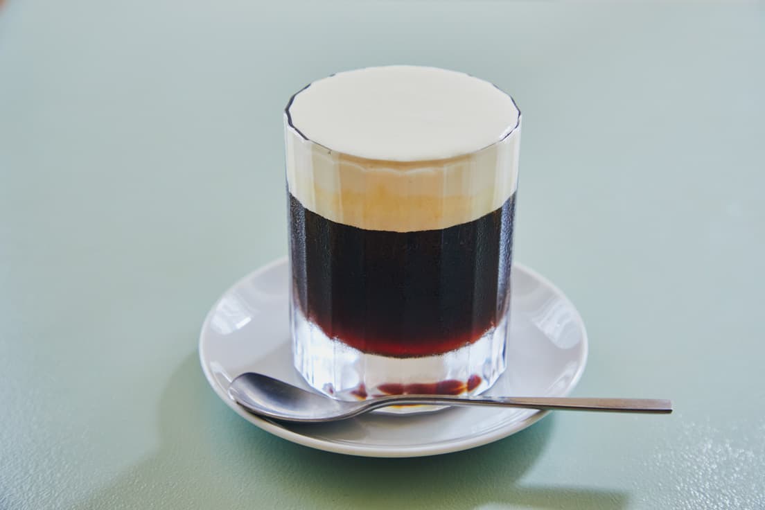 「ウインナーコーヒー」のクリームは驚くほど濃厚。650円。