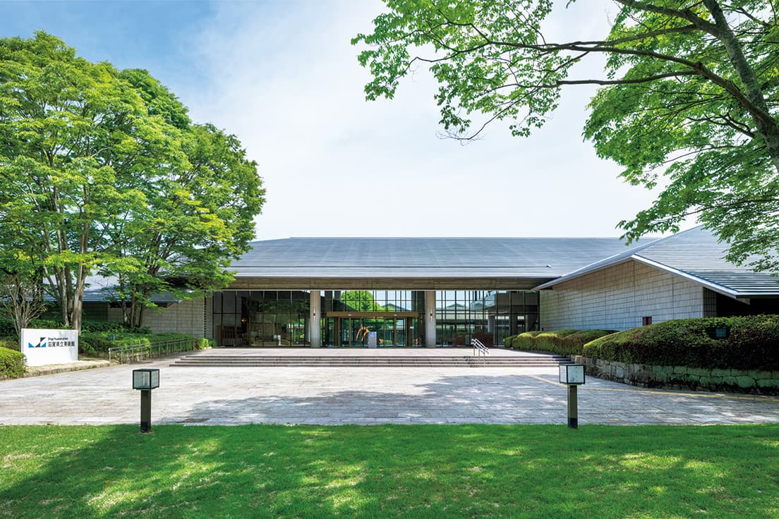 びわこ文化公園内に建つ。