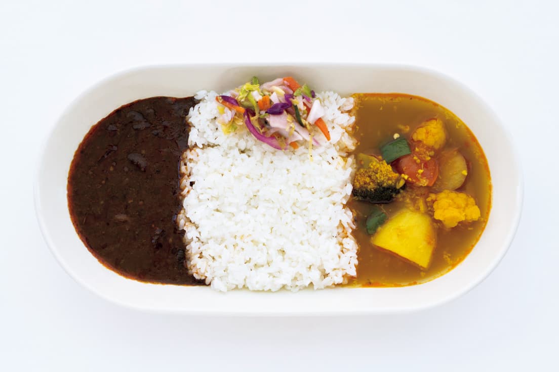oval curry bowl by 篠本拓宏　「カレー皿は楕円」ていう信念に基づき理想の楕円形を追求。3,630円。