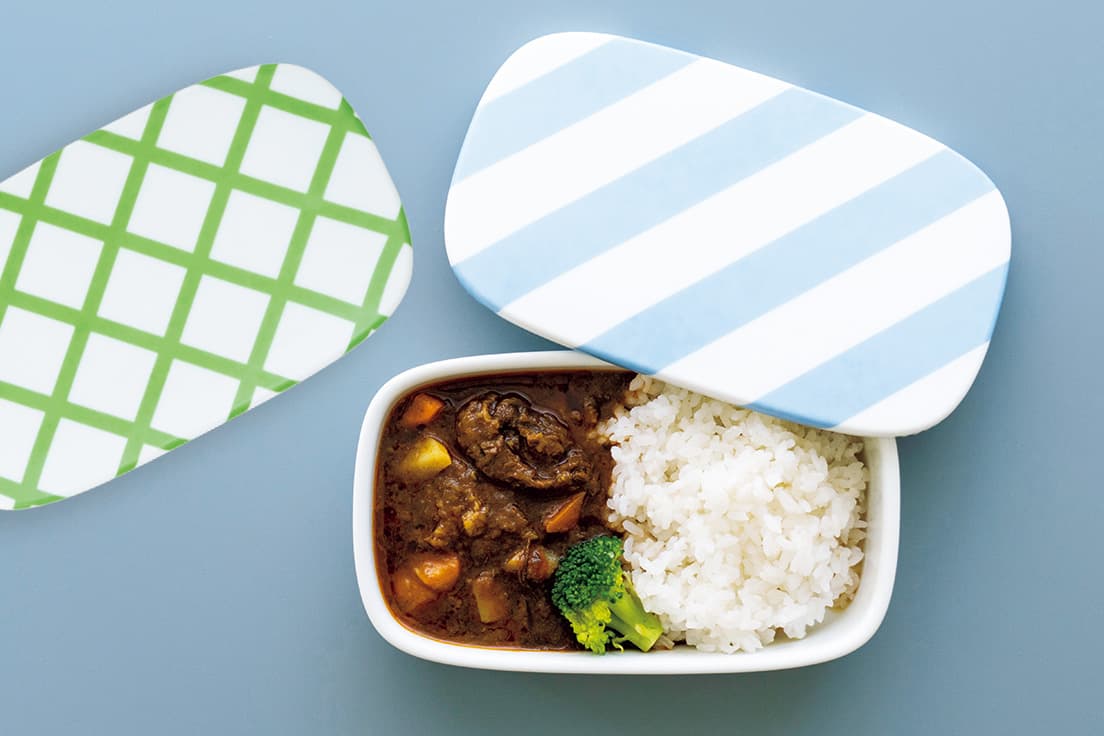 機内食の皿 by 清水久和　機内食のカレーをイメージ。蓋は3柄をご用意。2,980円。