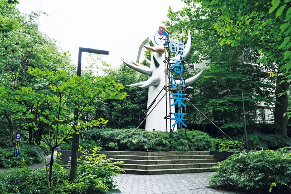 太湯雅晴『The Monument for The Bright Future TOKYO / 2021』
数寄屋橋公園に立つ岡本太郎のパブリックアートに「明るい未来」という文字を重ねる。原発の標語から抜き出した一文が複雑な状況を映し出す。撮影／ただ（ゆかい）