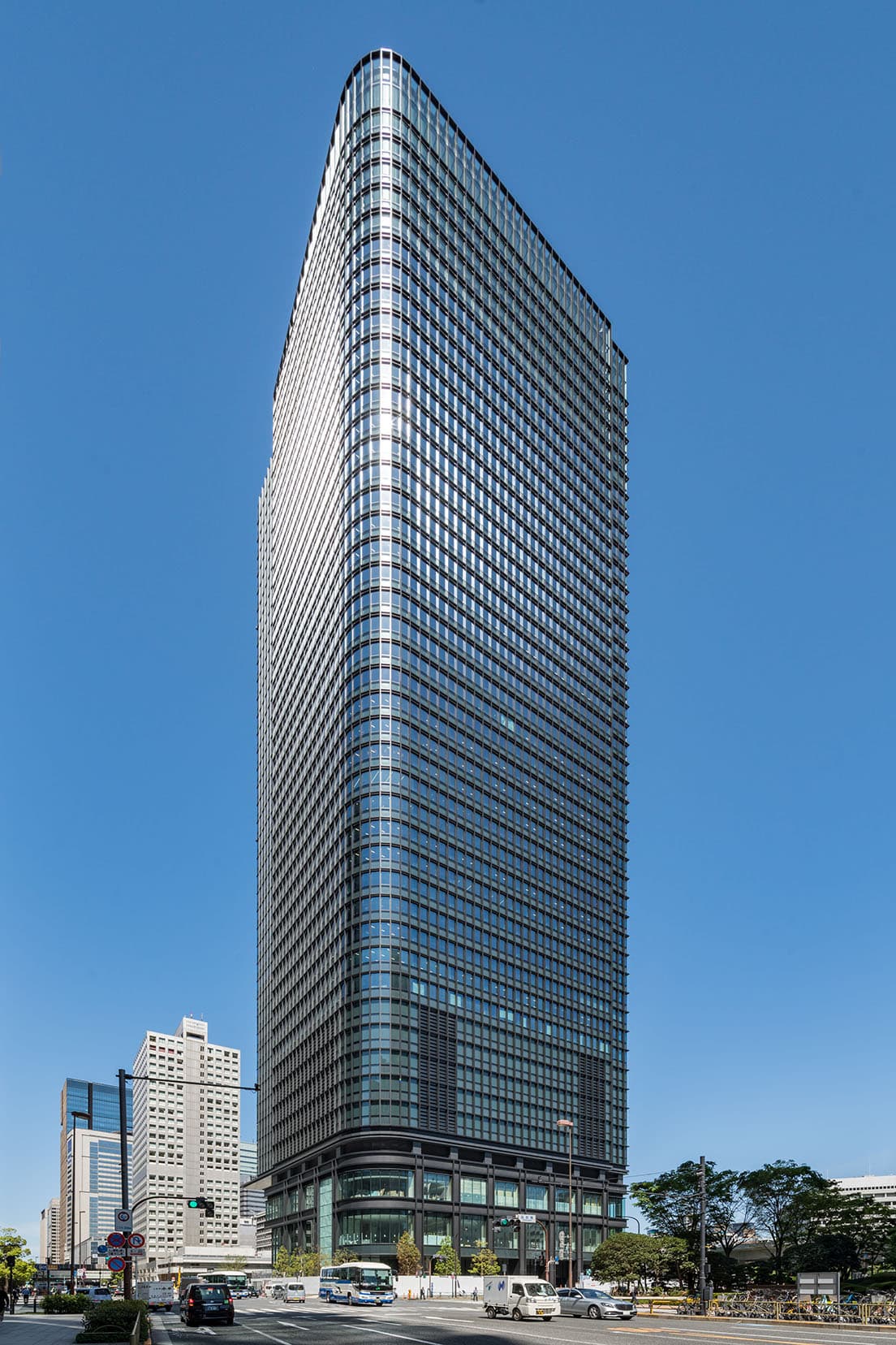 〈TOKYO TORCH 常盤橋タワー〉。外装は未来を拓く「刀」、歴史や伝統の奥深さを感じさせる「重ね」を表現している。　photo_川澄・小林研二写真事務所