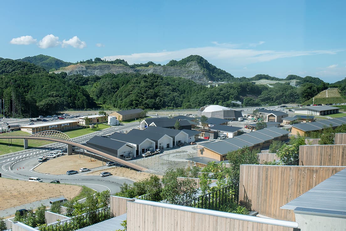 敷地内には木の香も清々しい木造建築が並ぶ。神宮の式年遷宮をモデルに20年に1度のサイクルで建て替えながら木造建築を継続。地元林業にも貢献する。