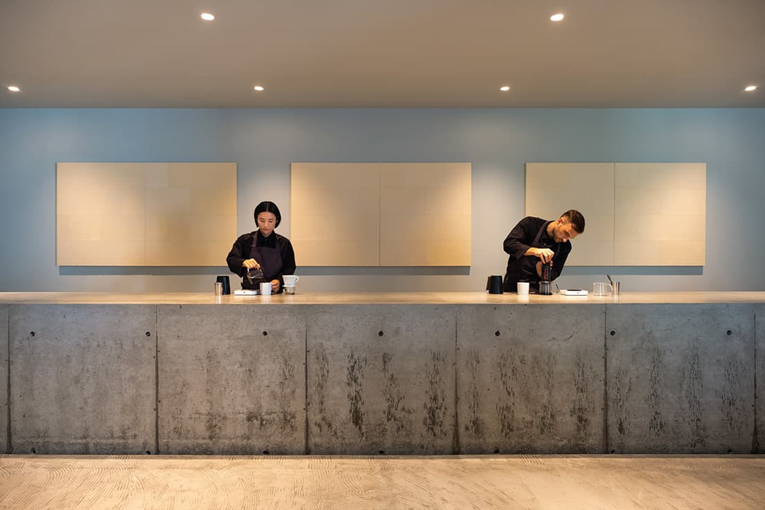 〈OGAWA COFFEE LABORATORY 下北沢〉。店を象徴するこのコンクリートのカウンターで、「焼く」「挽く」「注ぐ」「淹れる」「計る」それぞれのステップにおけるバリスタのクリエイティビティを直接学ぶことができる。