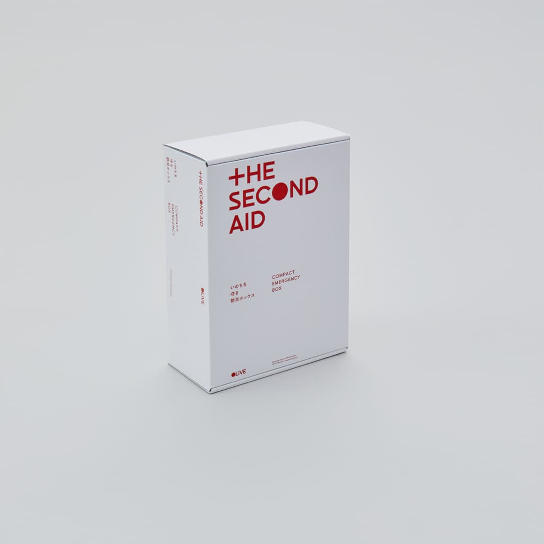 THE SECOND AID〈高進商事〉
 by 坪井信邦
災害時にインフラが停止したなかで、在宅避難をしなければならない際のサポートを想定した防災セット。災害時の対応を記載した書籍、乳幼児から高齢者まで対応する飲料、食料、簡易トイレやローソク、ブランケットなどの防災グッズが封入。A4サイズの箱形で常備しやすい。9,680円（高進商事 TEL 03 6403 5294）。