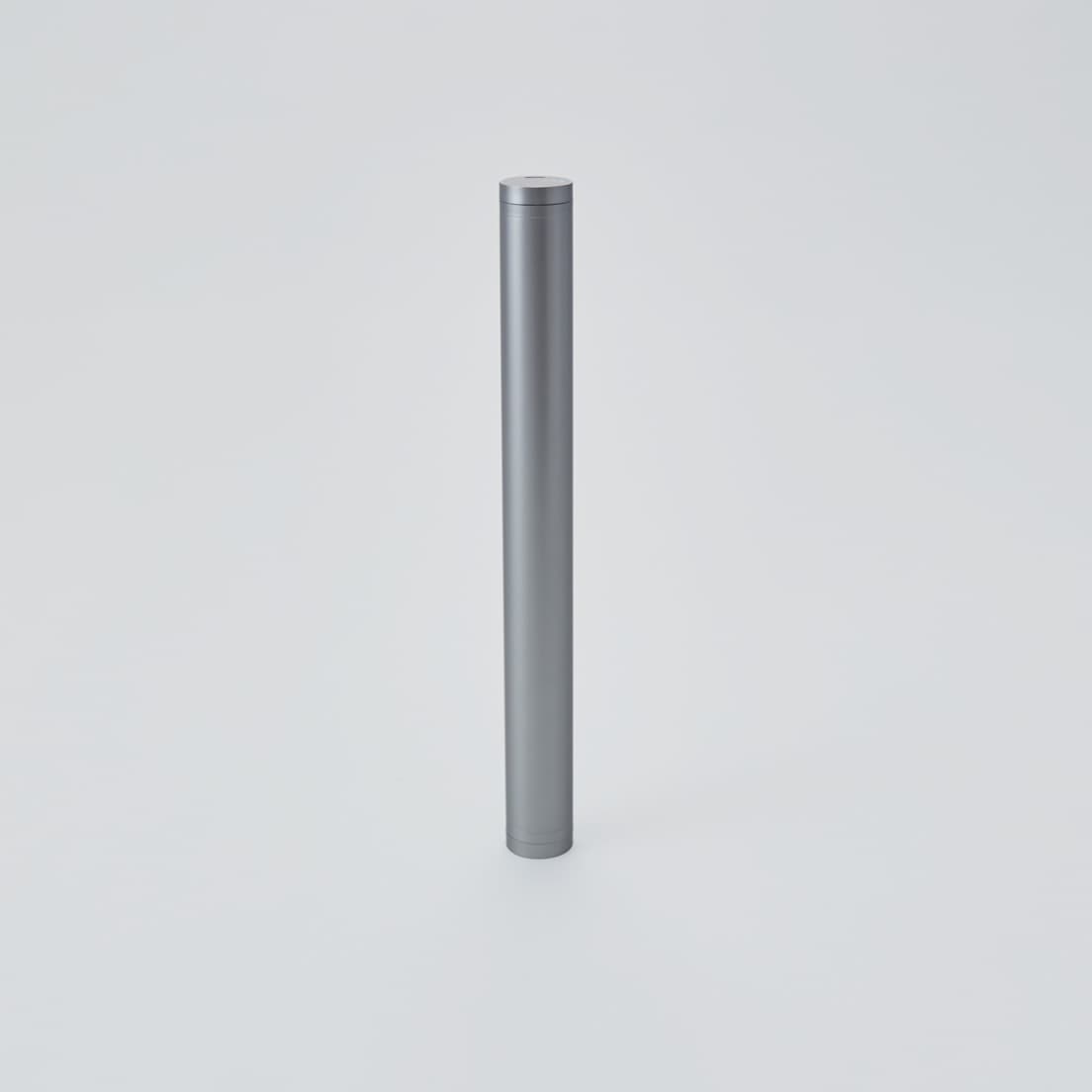 MINIM+AID〈杉田エース〉
 by nendo
災害時に避難所への移動に必要な最低限の道具を収めた、ミニマルな形状の防災セット。ホイッスル、ランタン、nendoによる多目的ケース、ラジオ、ポンチョを直径約６㎝の筒にまとめている。ベルト付きで持ち運びもしやすく、玄関まわりに常備しておくのに最適だ。19,800円（杉田エース TEL 0120 560 521）。