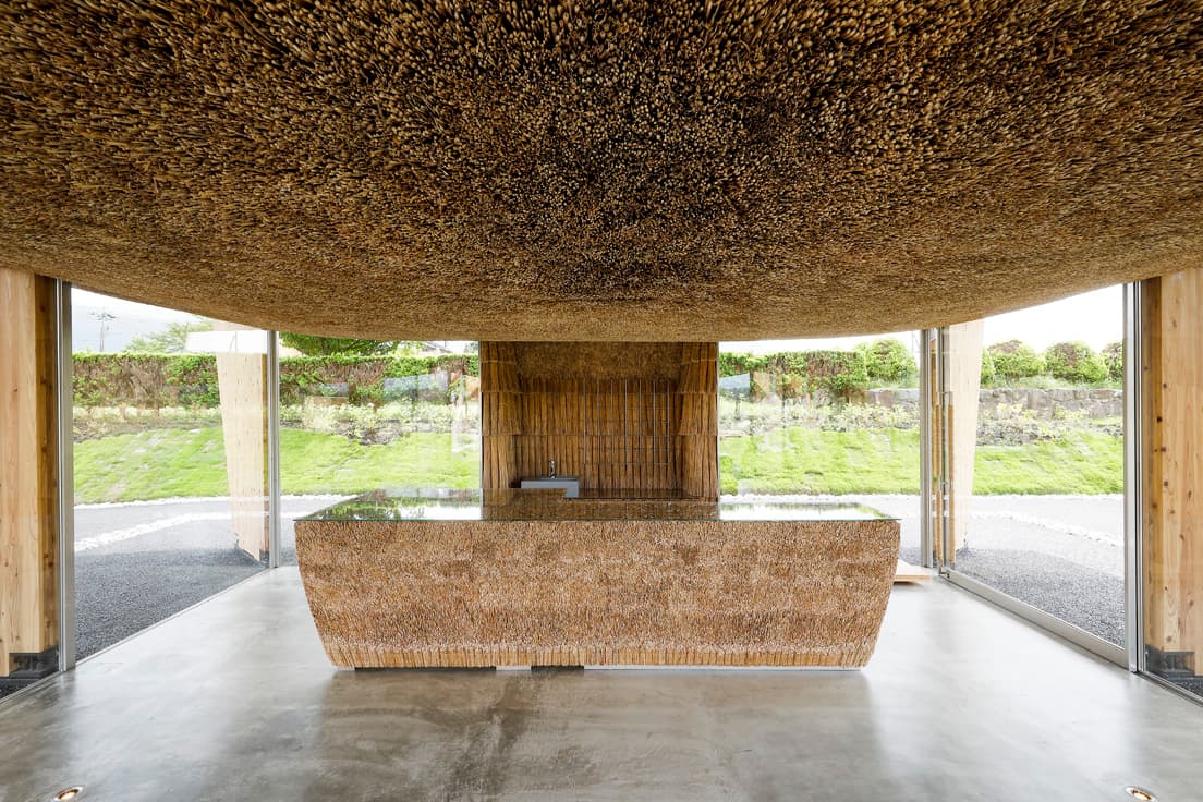 建物内の天井やカウンターにも茅を使用。上から押し迫るような茅が空間に迫力をもたらす。