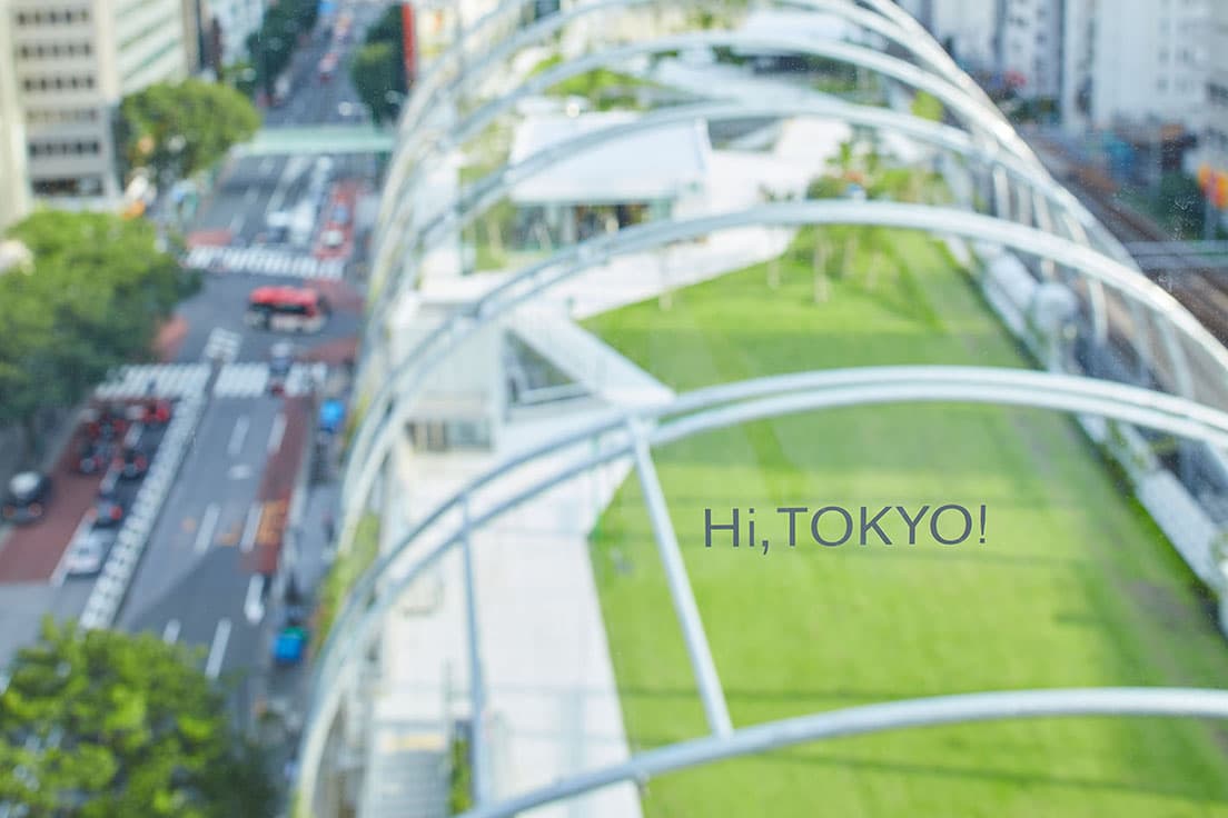 公園側の部屋からは、全長約330メートルの渋谷区立宮下公園が一望。全客室のガラス窓には、おすすめの撮影ポイントに「Hi,TOKYO!」の文字が書かれており、この文字を入れるだけで“映える”カットが撮影できる。
