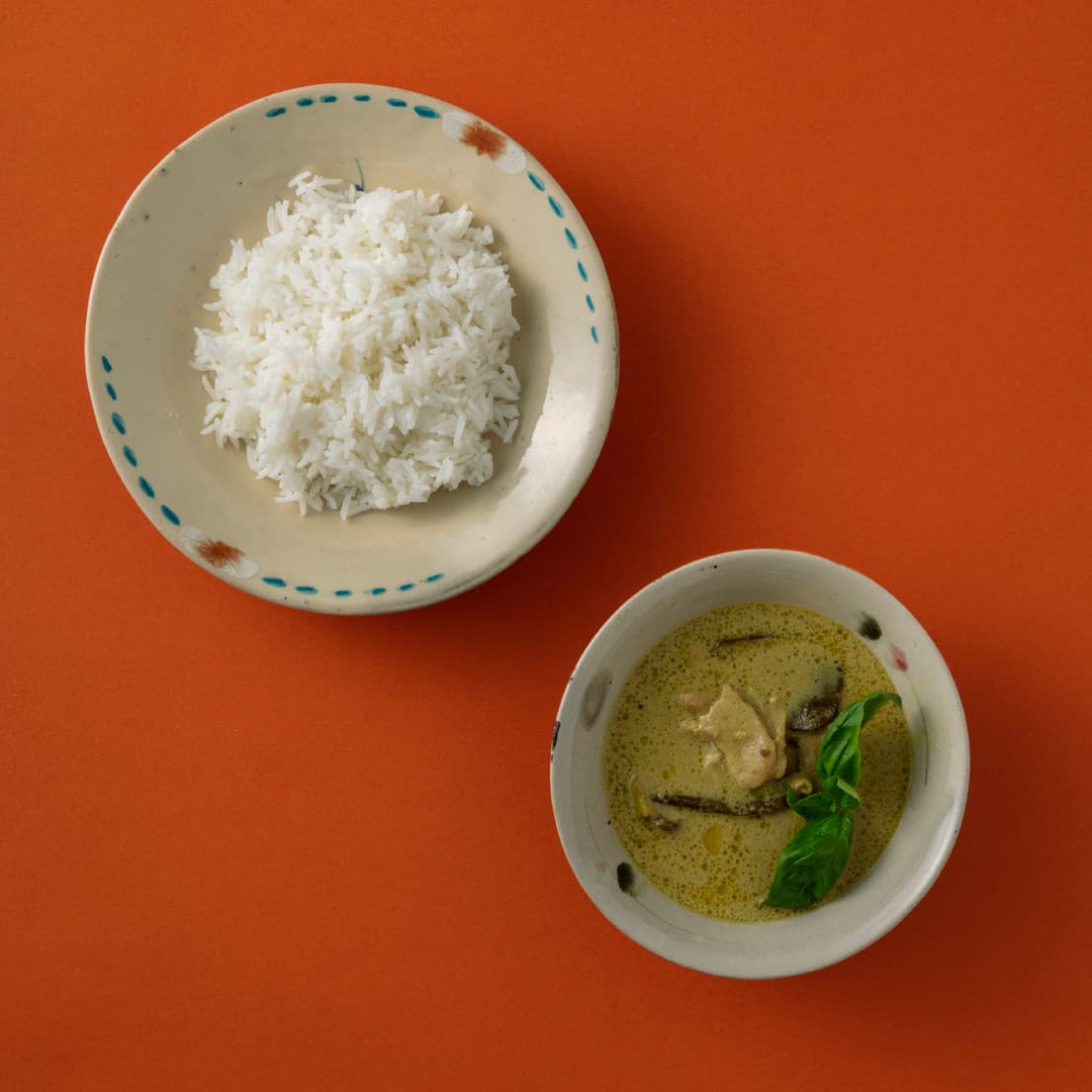 低温で数日かけて焼き上げるソンベ焼き。アイボリーやグレーがかった陶肌には、グリーンカレーがよく似合う。縁に入った素朴な模様もたまらない。白いごはんを盛っただけでかわいいなんて、反則だ。左／ソンベ焼き・中皿 φ19～20.5×H3cm 4,180円、右／ソンベ焼き・ミニ深皿 約14.5×H5cm 3,080円。※ヴィンテージ商品のため全く同じ柄、価格のものは販売していない。　●333 TEL 03 6412 8866。