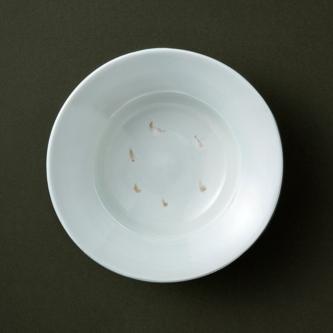 窯の中でうつわを重ねて焼く時、うつわとうつわの間に土の粒をかませるため、焼成後に「目跡」が残る。それを残して仕上げるのが中本の手法。