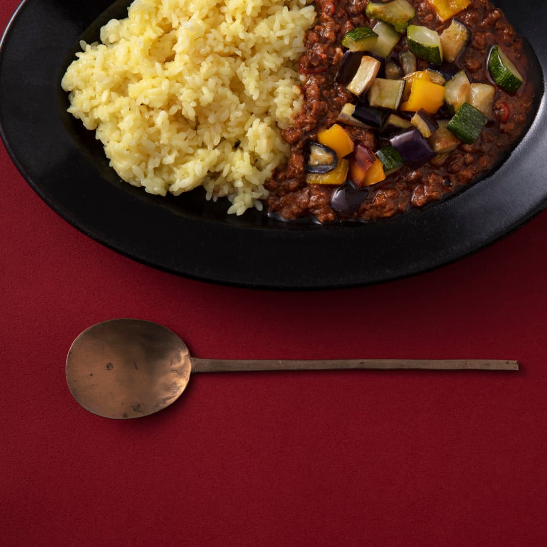 「カレーにはスッカラ」という人は結構多い。匙の部分が平たいスッカラは、日本人の口のカタチに合っているそうだ。ヴィンテージの真鍮製スッカラ。1,980円。●工藝喜頓 問い合わせ