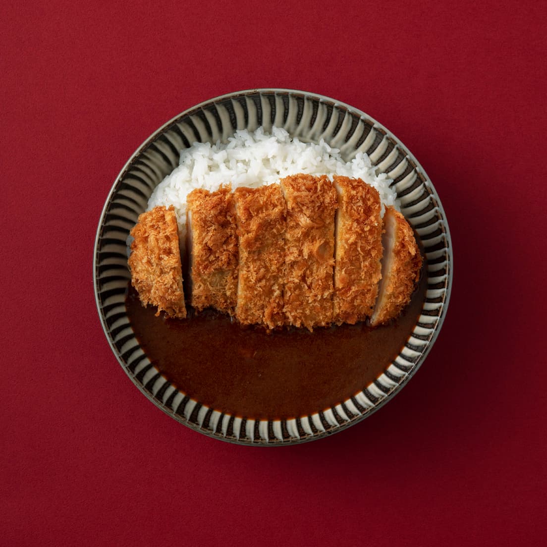カツカレーによく似合う、そしてちょっとモダンに見せる〈小石原ポタリー〉の浅鉢。ゆったりしたカーブがついた形は、手にとりやすく盛りやすい。φ約21×約H4.5cm  4,180円。●B・B・B POTTERS TEL 092 739 2080。