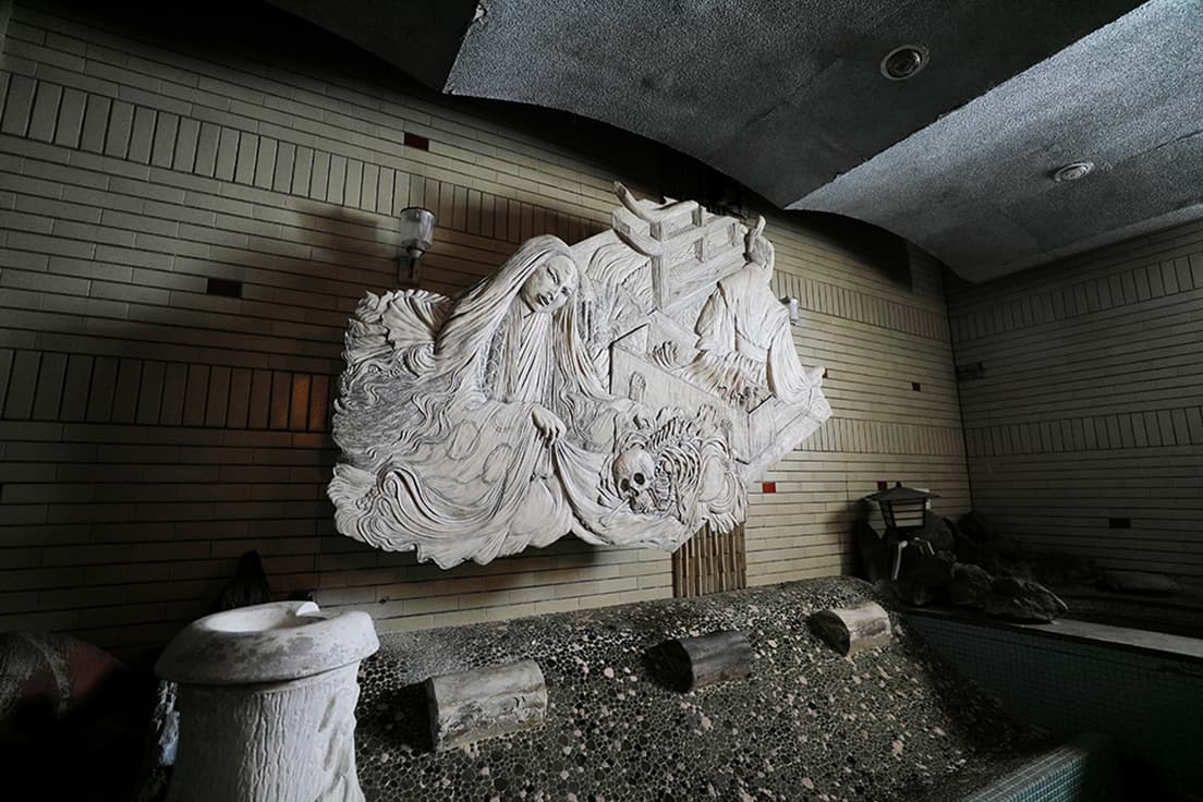 西尾康之《唐櫃》（2015年・旧サウナ石巻）。指で粘土を押し込んだ雌形から作られた彫刻。健康によいと信じられたラドン温泉に、人々が生み出した信仰や物語を題材にした作品が並ぶ。