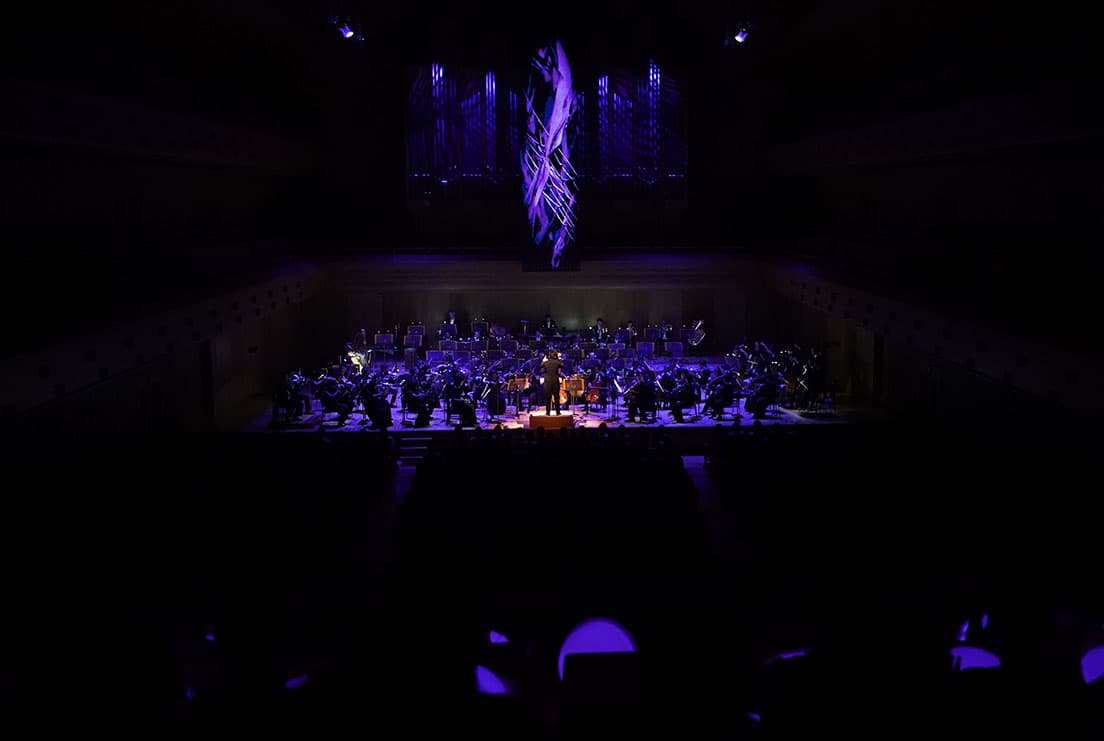 Vol.2「変態する音楽会」（2018年）演奏風景。このときは縦長のスクリーンが登場した。　Ⓒ山口敦