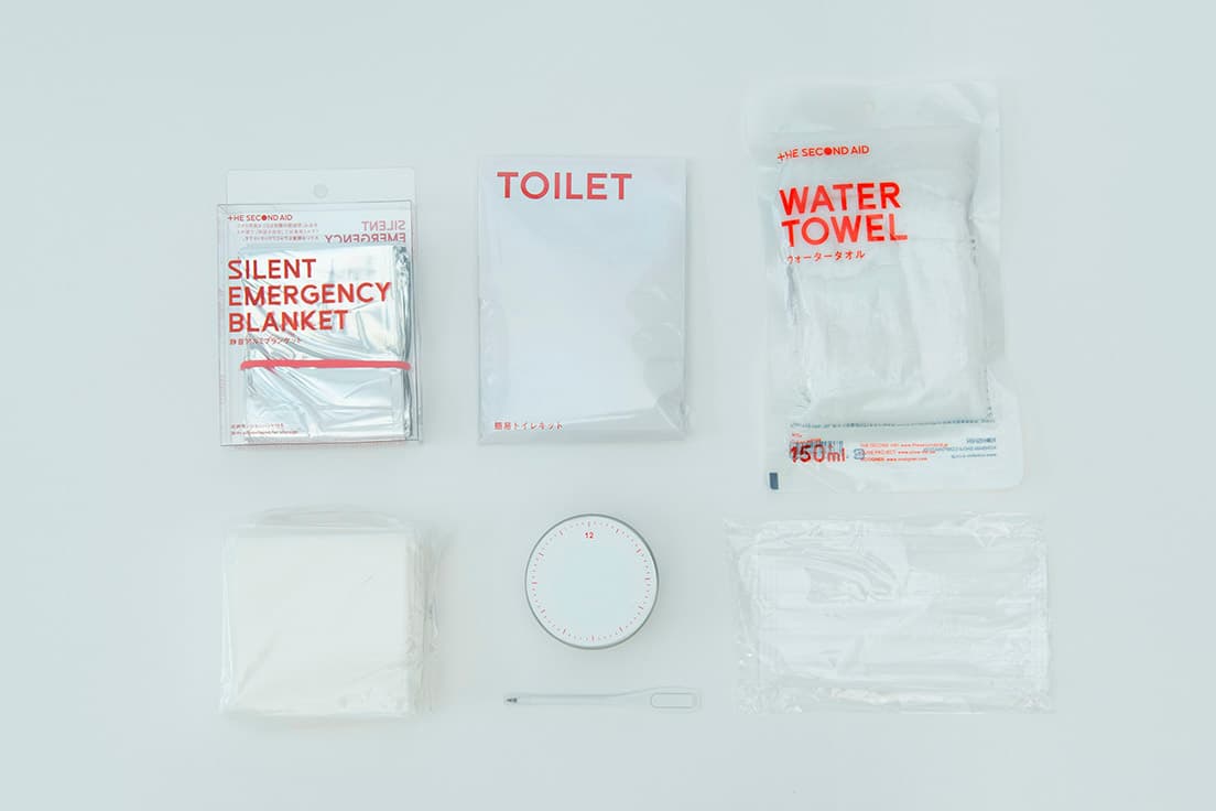 既存の様式トイレを応用するトイレキットのほか、ウォータータオルやお尻拭きは衛生面を維持するための必需品。また、防寒対策になる静音アルミブランケットやろうそくとマッチのセットなど、本格的なアイテムが入っている。