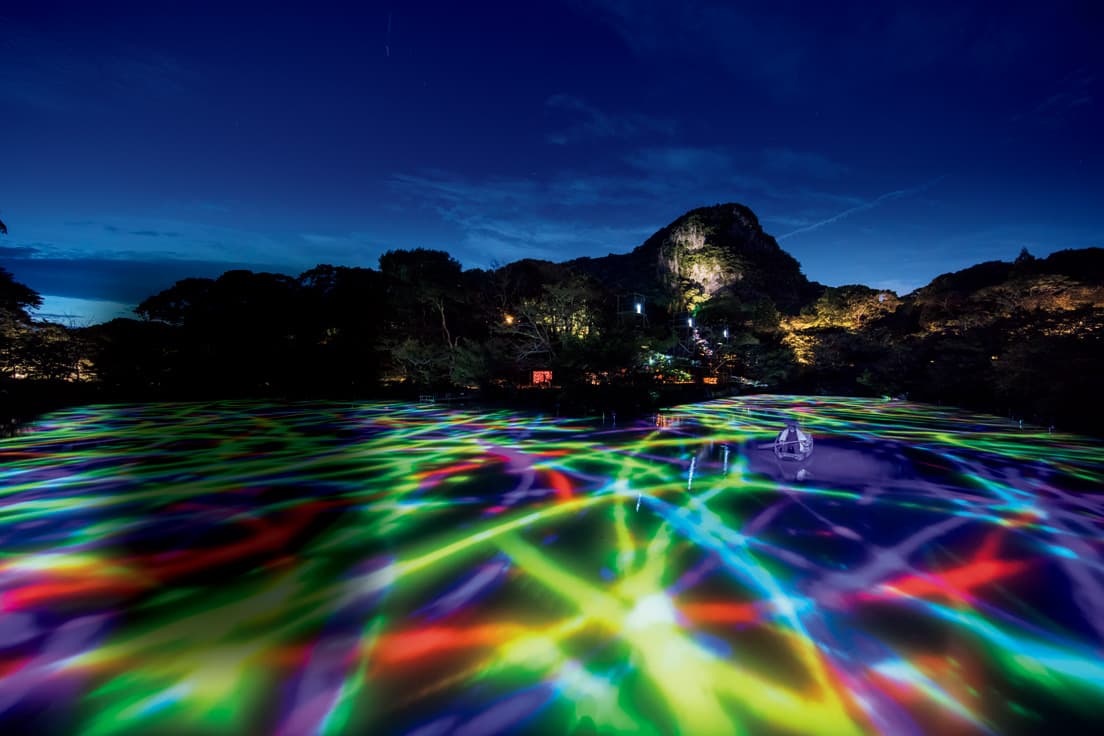 VOLVO teamLab: A Forest Where Gods Live (2021) by teamLab
teamLab, Drawing on the Water Surface Created by the Dance of Koi and Boats - Mifuneyama Rakuen Pond, 2015 (c) teamLab
