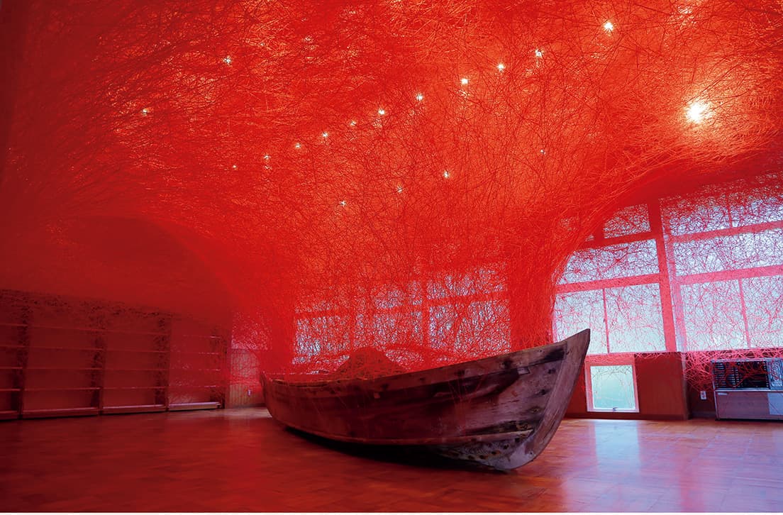 The Boat which carries Time (2017) by Chiharu Shiota (C)JASPAR,Tokyo,2021 and Chiharu Shiota