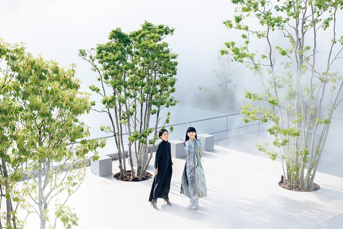 〈長野県立美術館〉に常設展示されている中谷芙二子の作品《霧の彫刻 #47610-Dynamic Earth Series Ⅰ-》。同館で8月15日まで開催中の展覧会『10 Mame Kurogouchi』の主役、ファッションデザイナーの黒河内真衣子さんと、展覧会を訪ねたかしゆかさんを作品と共に写真に収めました。photo_Satoshi Nagare hair &amp; make-up_Masako Osuga (KASHIYUKA)