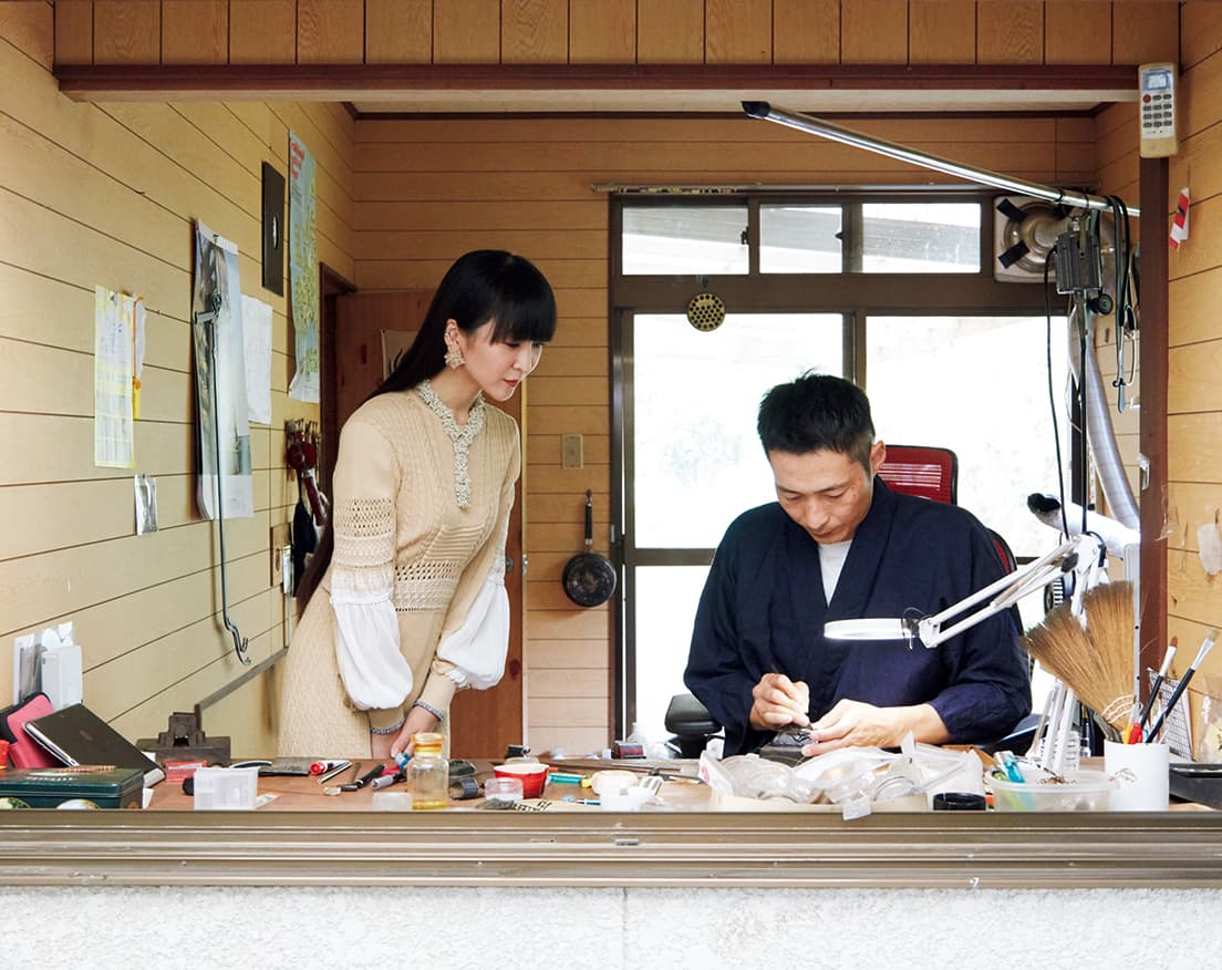 肥後（熊本）藩主、細川家のもとで発展した肥後象嵌を現代に伝える肥後象嵌士、稲田憲太郎光秀さんの工房で。右ページは刀の鐔（柄と刀身の間の刀装具）。「技術に加えて絵心が必要な工芸なんですね」とかしゆか店主。